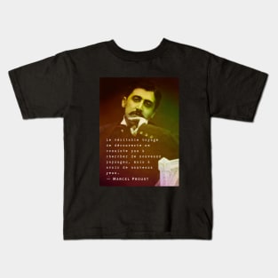 Marcel Proust portrait and quote: Le véritable voyage de découverte ne consiste pas à chercher de nouveaux paysages... Kids T-Shirt